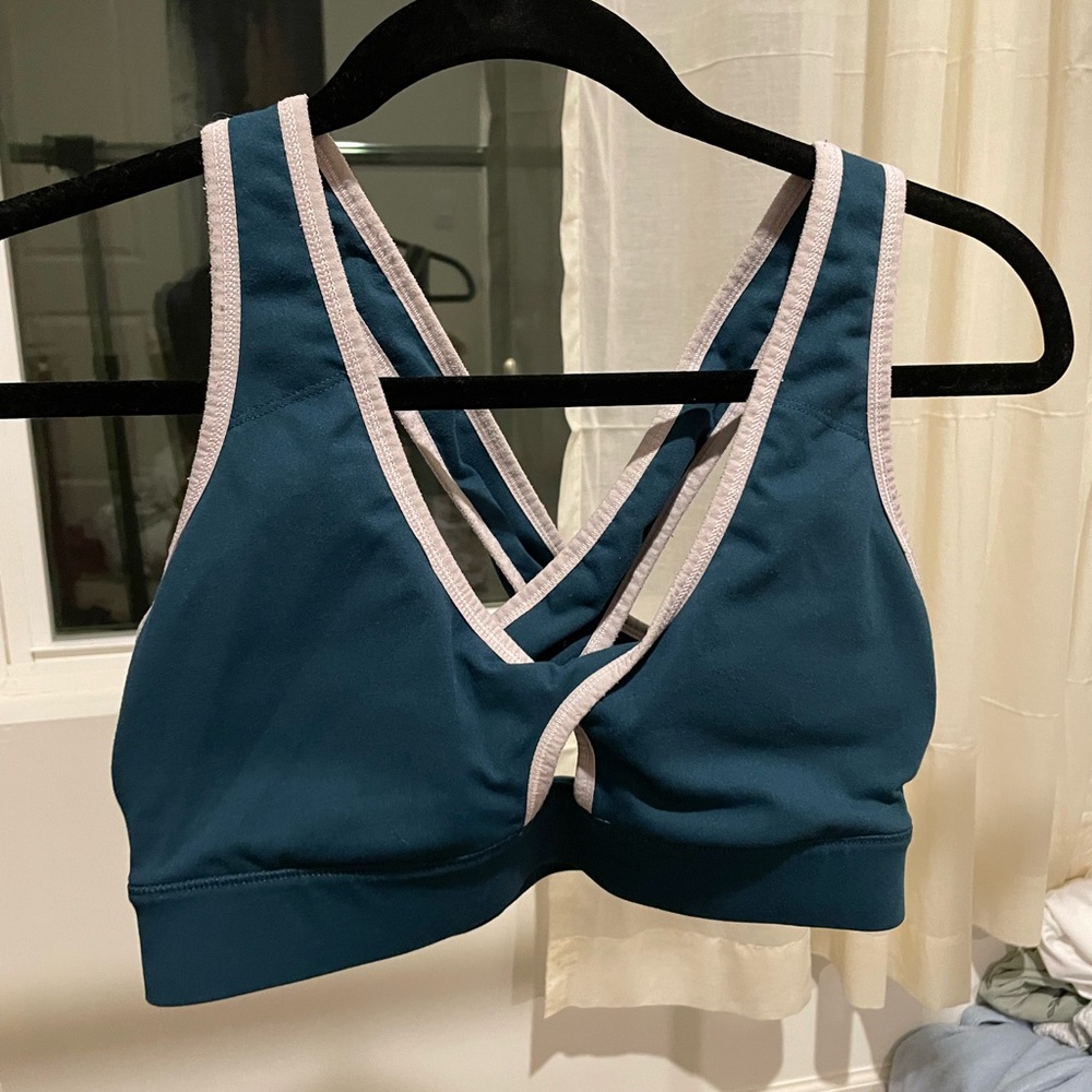 2 Fabletics oasis twist sports bra size Large